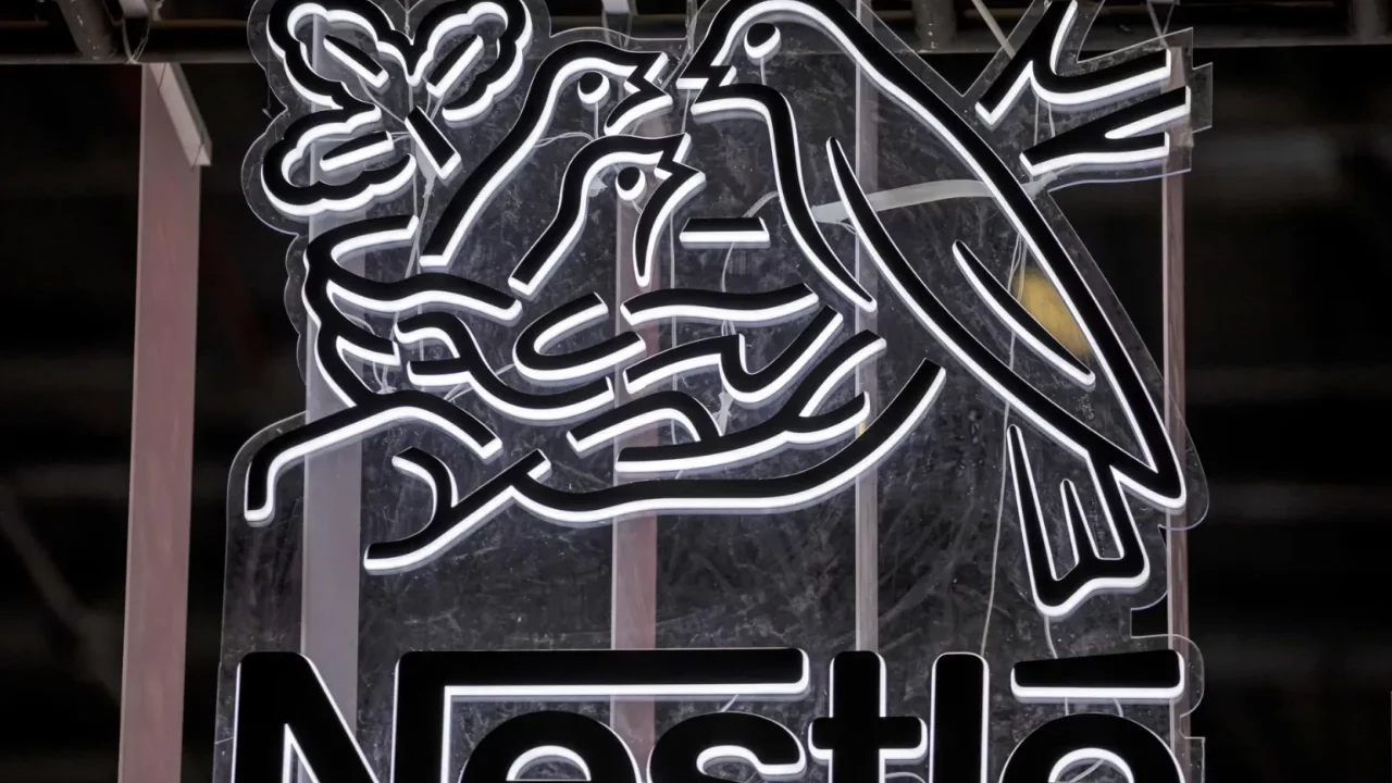 El despedido ex CEO de Nestlé ascendió a su amante y luego la indemnizó