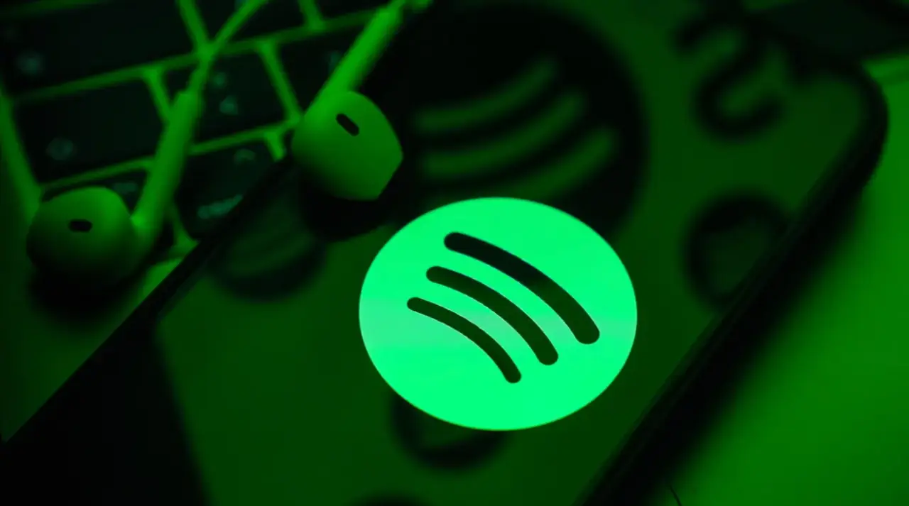 Acciones de Spotify caen 4% tras anuncio de que fundador deja la dirección