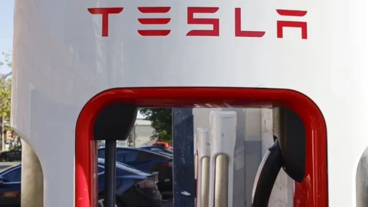 Tesla debe enfrentarse a una demanda que acusa de parcialidad antiestadounidense en la contratación, dictaminó un juez