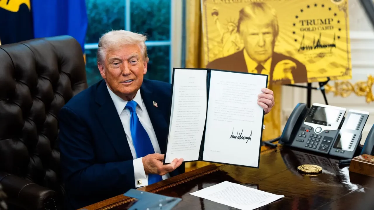 Tarjeta de inmigración ‘Visa Gold’ de Trump parece ser un inminente fracaso, baja un 80% su cuota original