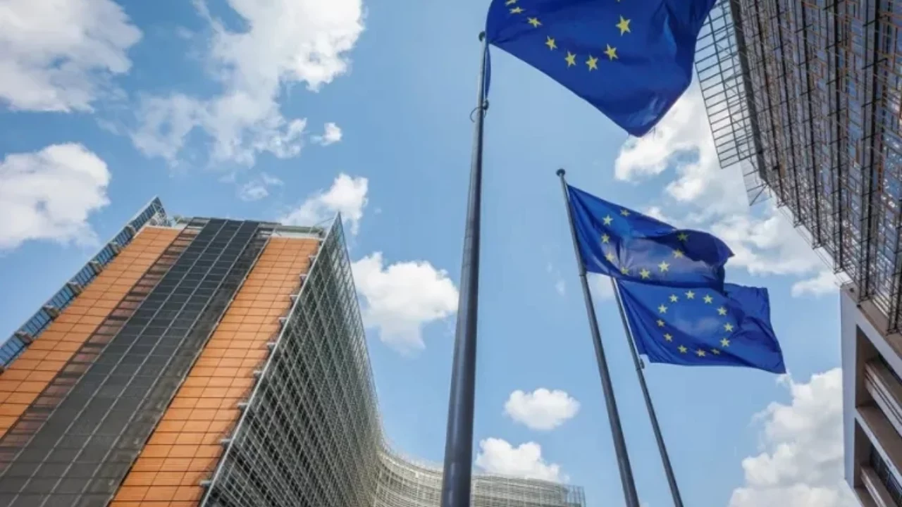 Reguladores de la UE cuestionan a Google, Apple y Microsoft por medidas para evitar estafas financieras