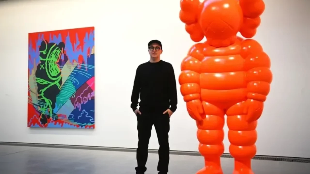 La marca Uniqlo nombra a Kaws ‘artista residente’ y aboga por unir moda, arte y tecnología
