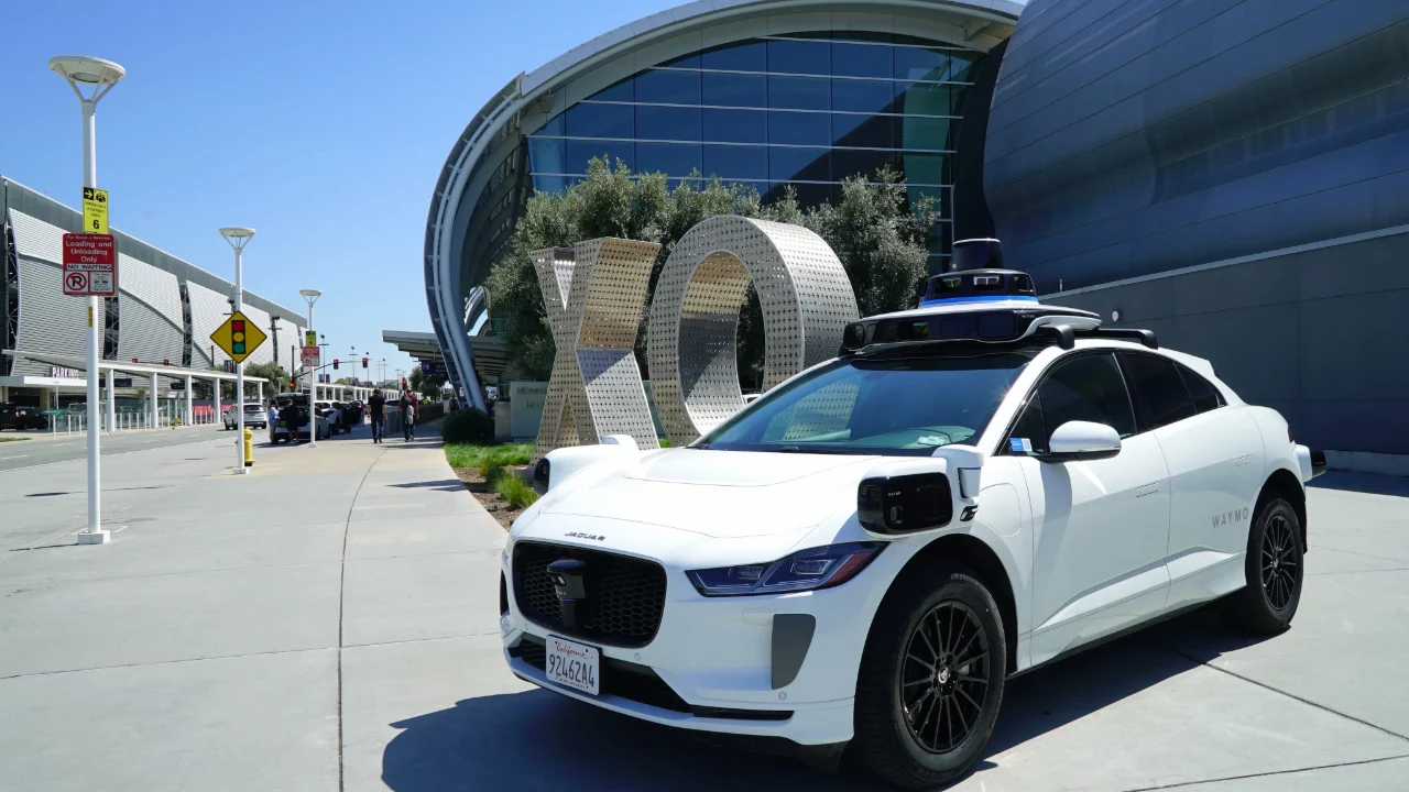 EU investiga reportes de que autos de Waymo rebasaron ilegalmente autobuses escolares