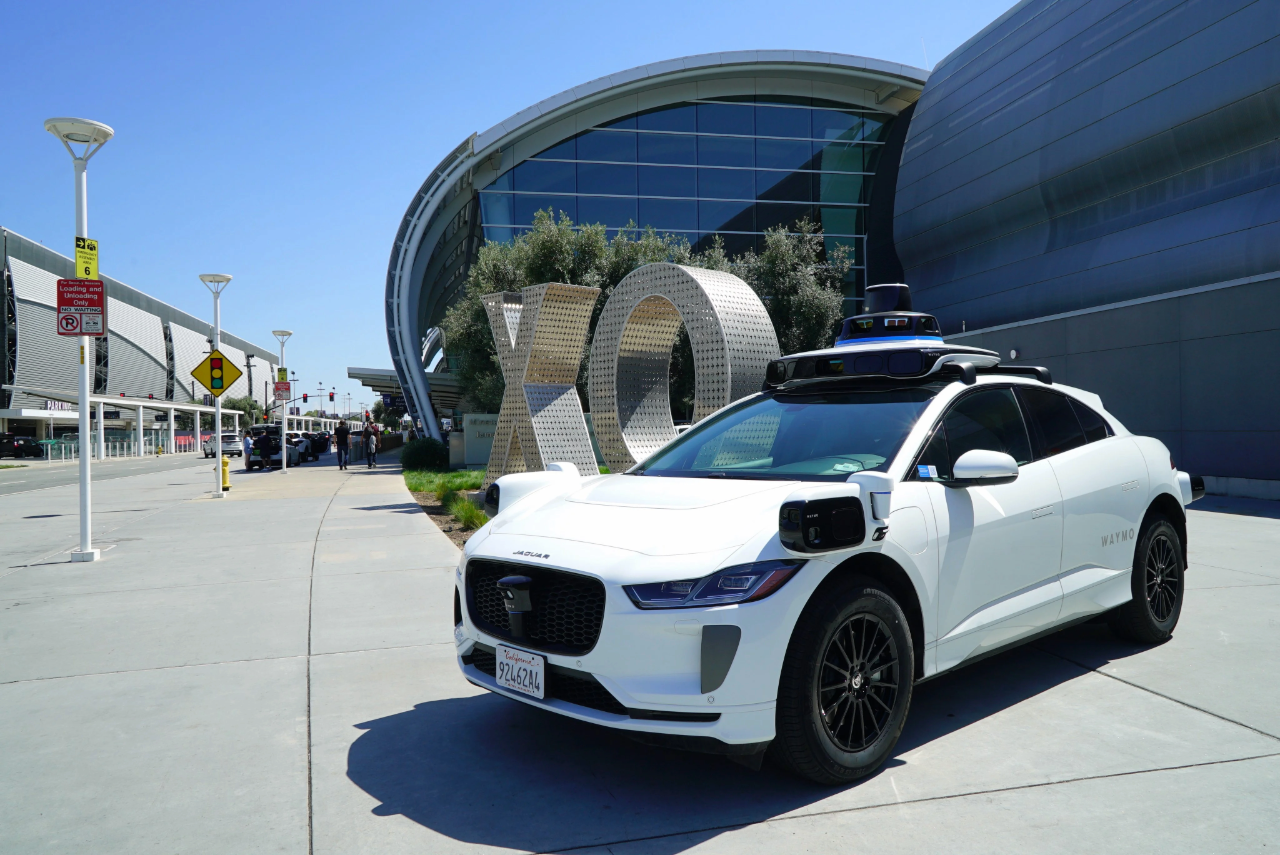 Waymo retira 3,800 robotaxis por el riesgo de entrar en carreteras inundadas