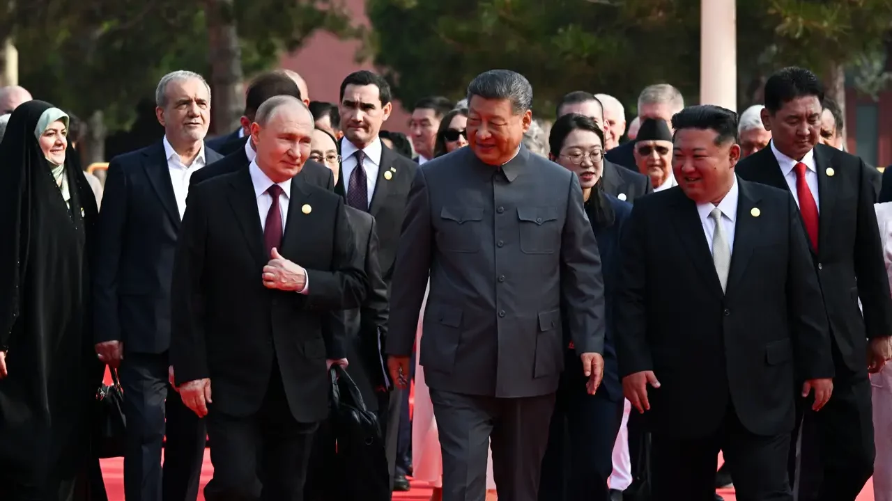 Xi Jinping proyecta poder en desfile militar con Putin y Kim Jong Un a su lado