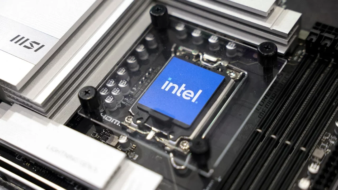 Acciones de Intel suben 6% tras supuesto acercamiento con Apple sobre una posible inversión