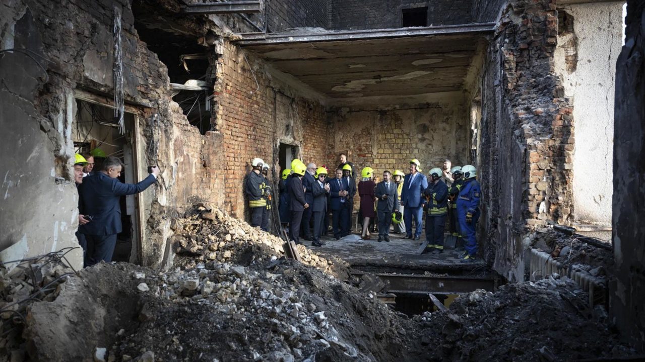 Rusia golpea a Ucrania con el mayor ataque aéreo de la guerra; incendia edificio gubernamental