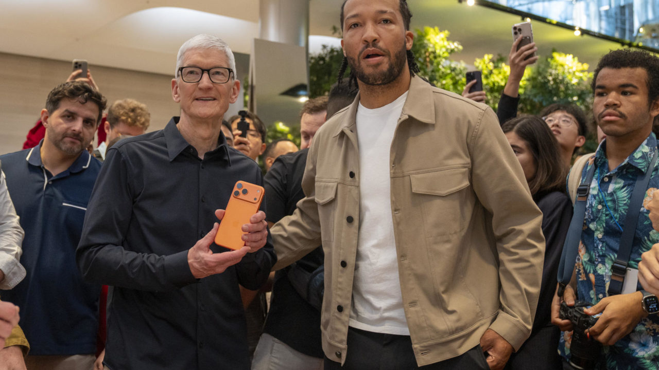 Cook abre puertas de tienda de NY en primer día de venta del iPhone 17
