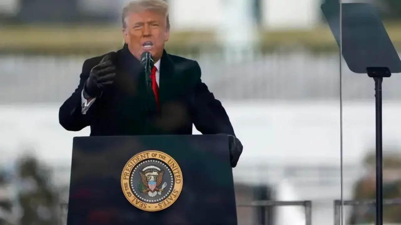 El campo de golf de Trump exhibe un sello presidencial dorado: esta es la razón por la que podría violar la ley federal