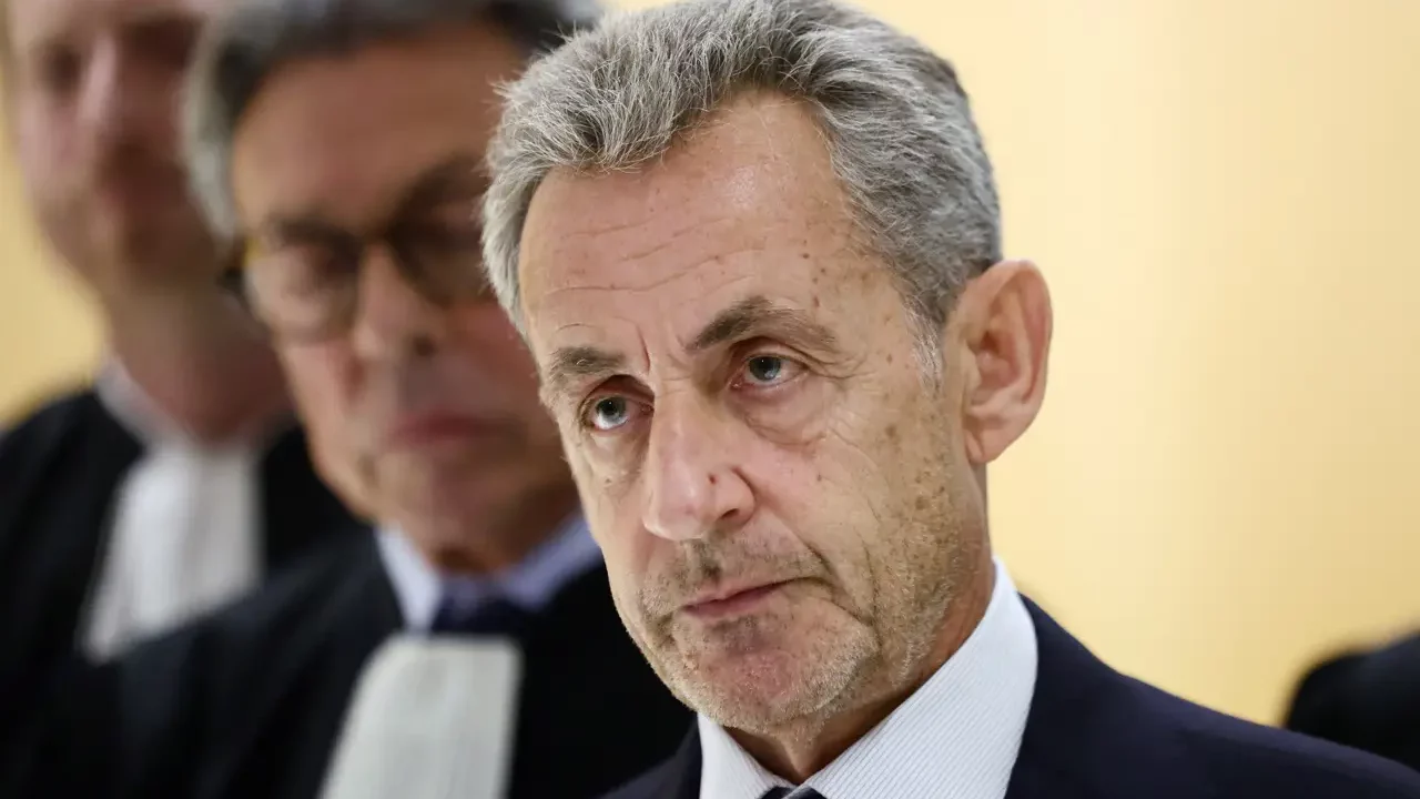 El expresidente francés Sarkozy fue condenado a cinco años de cárcel en una sorprendente caída