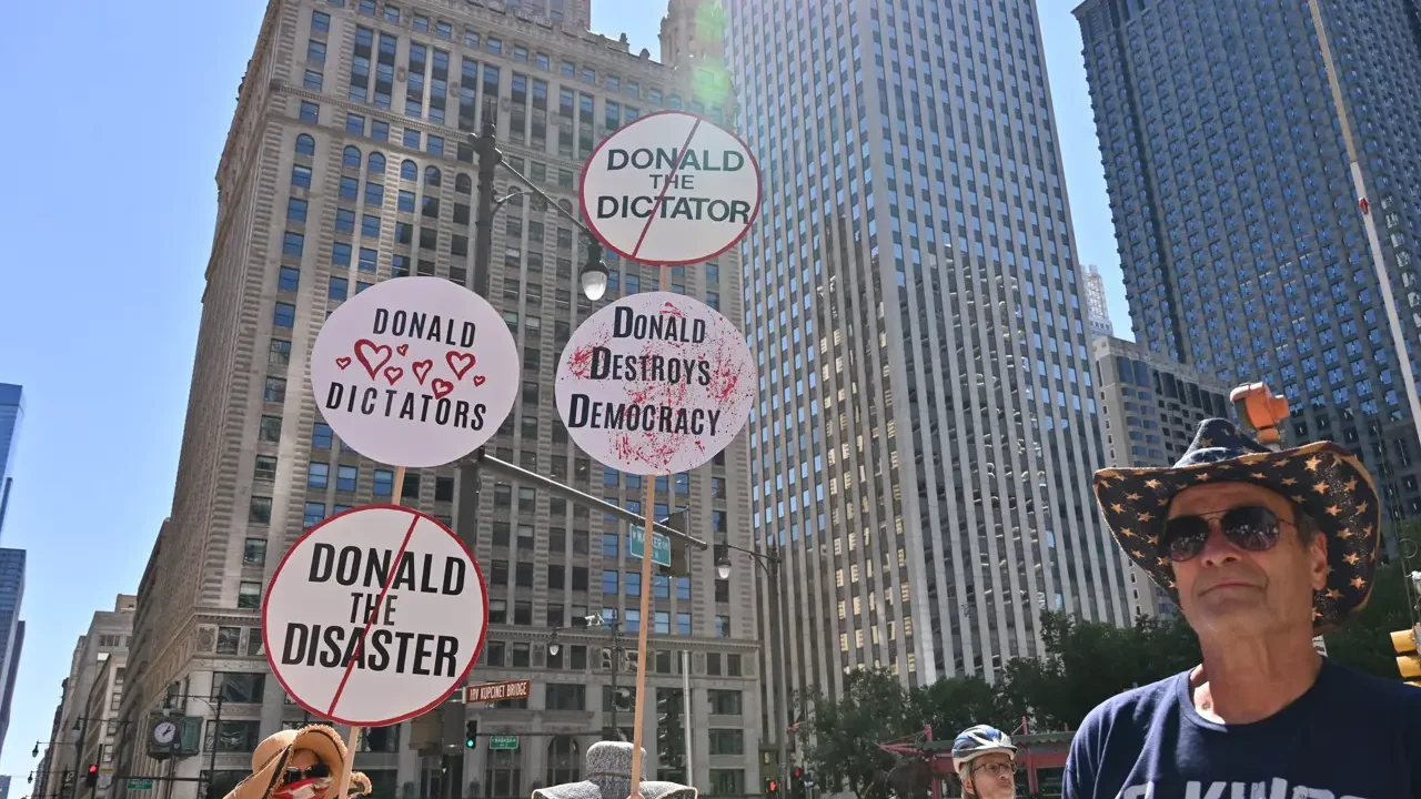 Manifestantes de Chicago se muestran desafiantes ante las amenazas de deportación de Trump