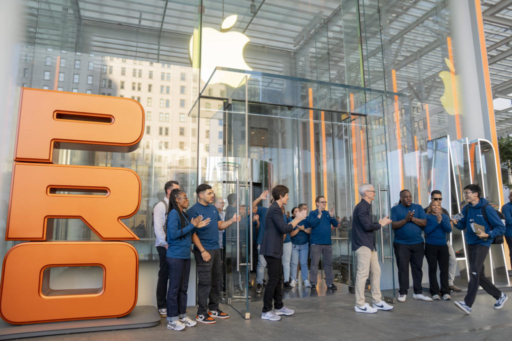 Tim Cook venta iPhone 17 NY