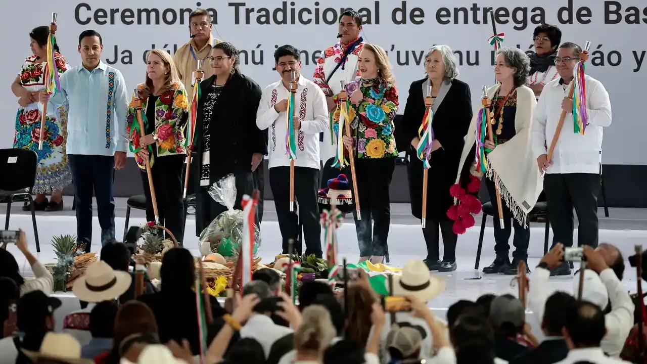 Nueva Corte ‘del pueblo’ recibe bastón de mando con ceremonias indígenas