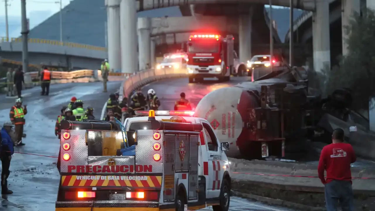 Sube a 10 cifra de fallecidos por explosión de pipa en la CDMX