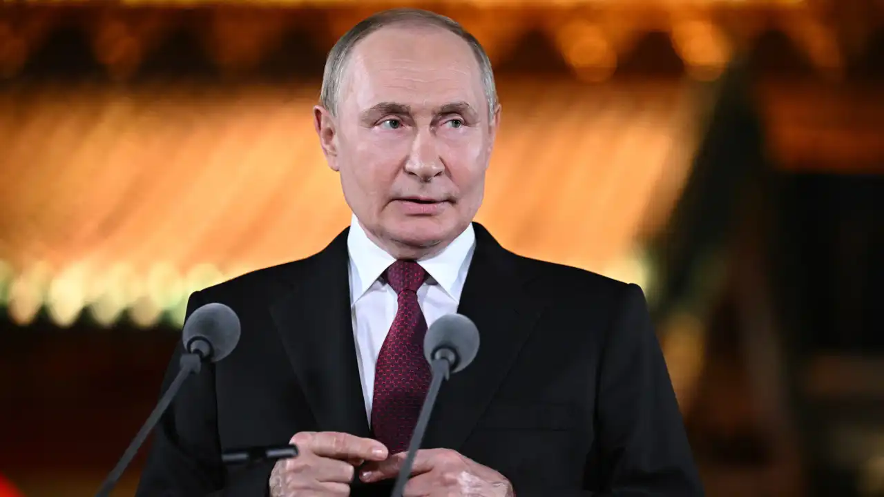 Putin reaparece tras dos semanas de ausencia, pero evita criticar a Trump