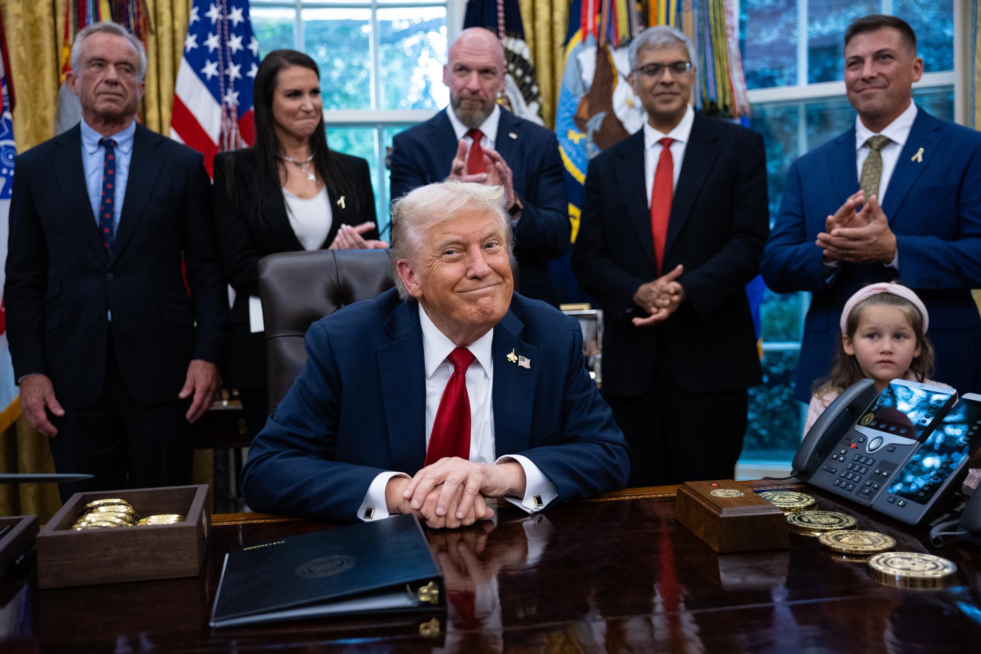 Trump apunta a acuerdos en farmacia, IA, energía y minería antes de las elecciones de mitad de período
