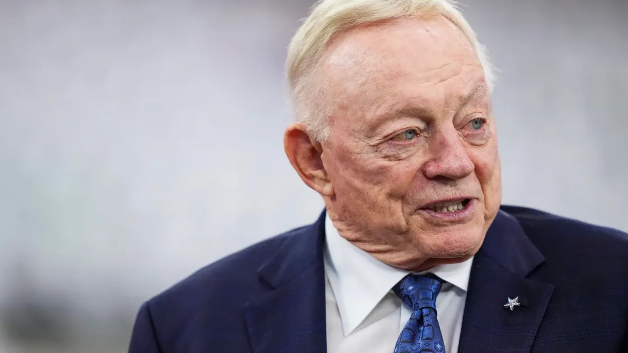 El propietario de los Cowboys, Jerry Jones, multado con 250,000 dólares por mostrar el dedo medio