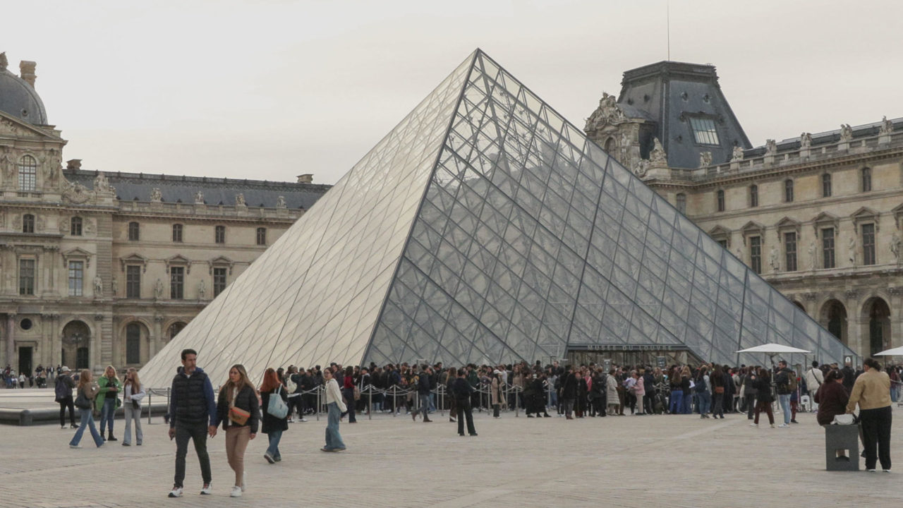 Imputan y encarcelan provisionalmente a dos sospechosos por robo en el Louvre
