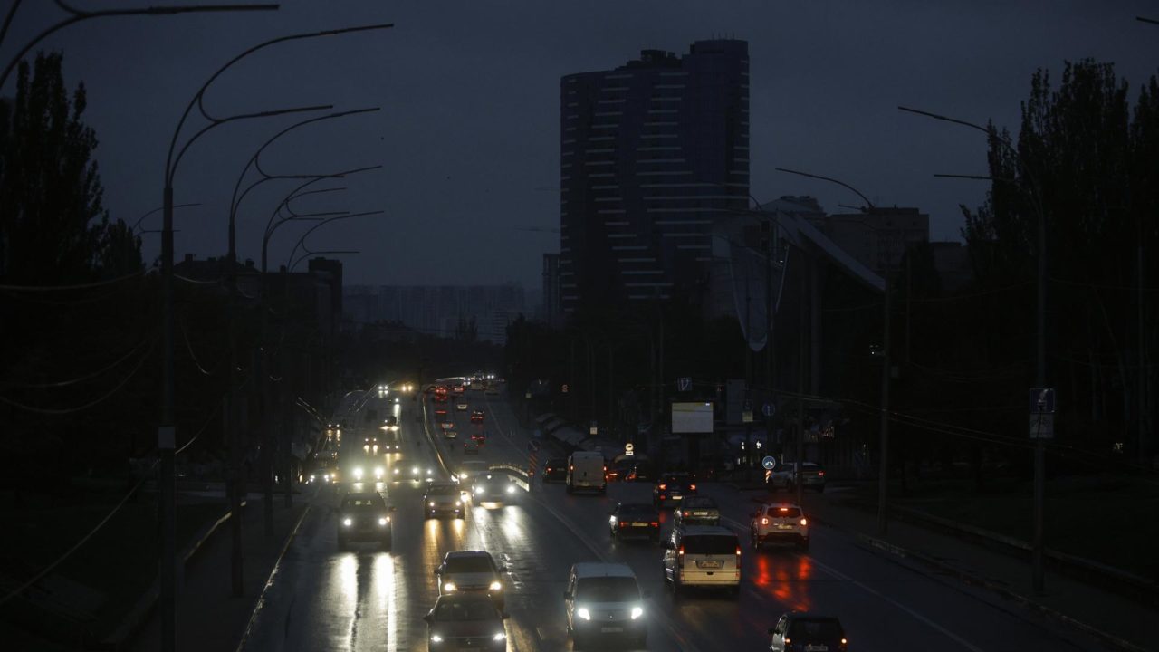 Rusia consuma su escalada y deja sin suministro eléctrico a cerca de un 10% de la población de Kiev