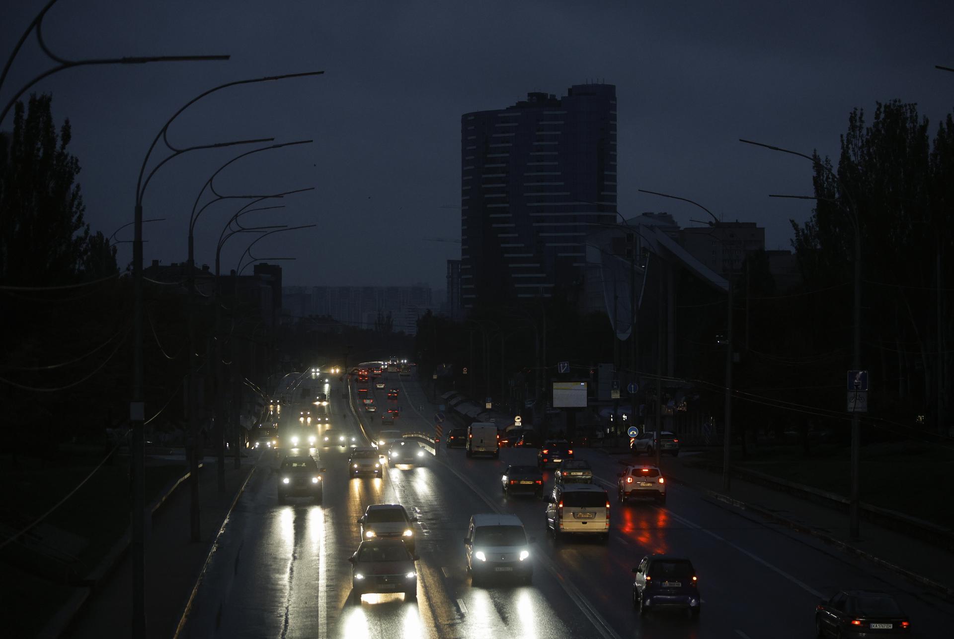 Rusia consuma su escalada y deja sin suministro eléctrico a cerca de un 10% de la población de Kiev