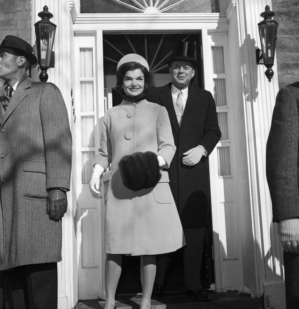 John F. Kennedy, con sombrero de copa, y su esposa, Jacqueline, salen de su casa de Georgetown hacia la Casa Blanca antes de la inauguración de JFK en 1961.
Archivo Bettmann