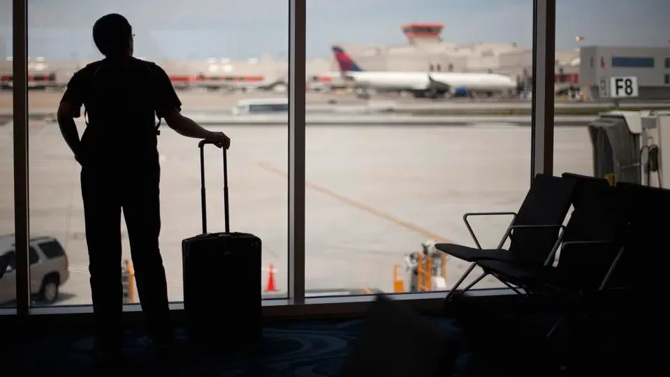 Los problemas de personal del tráfico aéreo del lunes causan retrasos en los vuelos en Atlanta y Los Ángeles