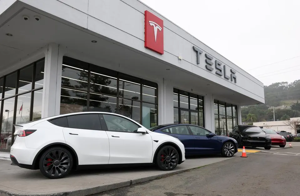 Tesla retira del mercado alrededor de 13,000 autos por esta razón