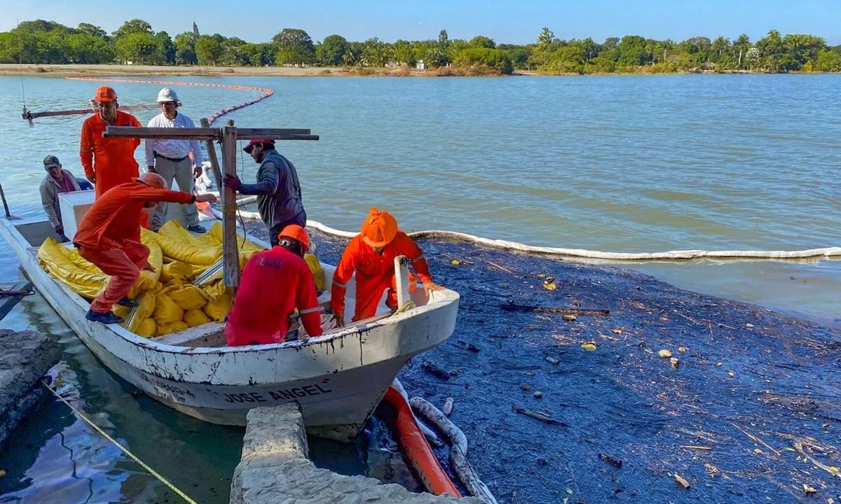 Temen que más crudo siga contaminando zona costera de Tabasco y Veracruz; aún se investiga origen