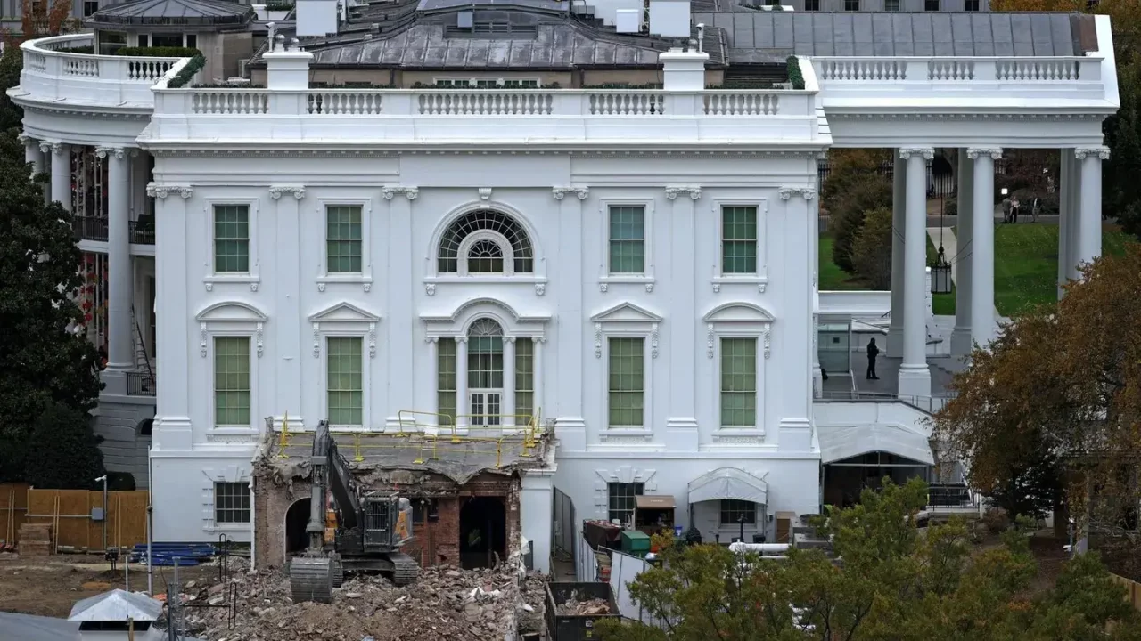 La mayoría de los estadounidenses están molestos por la demolición del Ala Este de la Casa Blanca por parte de Trump, según una encuesta
