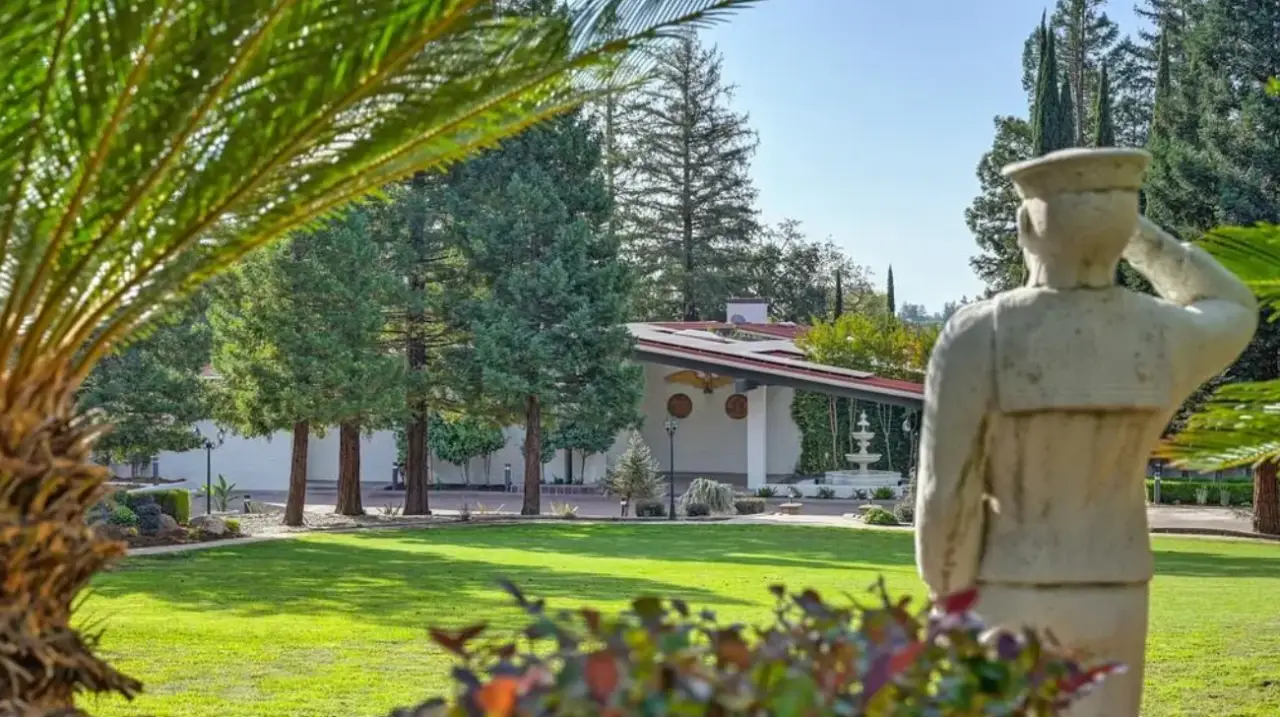 Mansión a la venta de Ronald Reagan incluye una misteriosa cápsula del tiempo