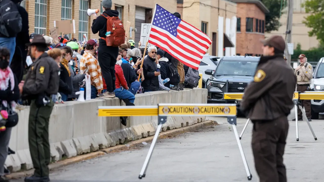 No somos una ciudad violenta’: los residentes de Chicago se enfrentan a ICE cuadra por cuadra