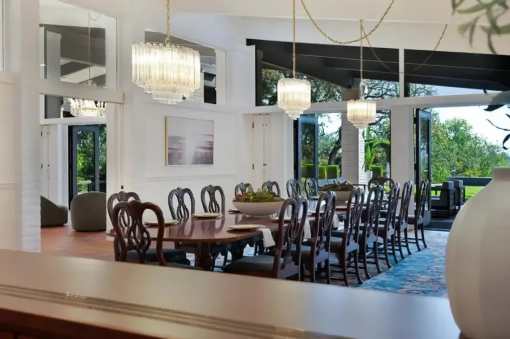 Una mesa de comedor elegida por Nancy Reagan.