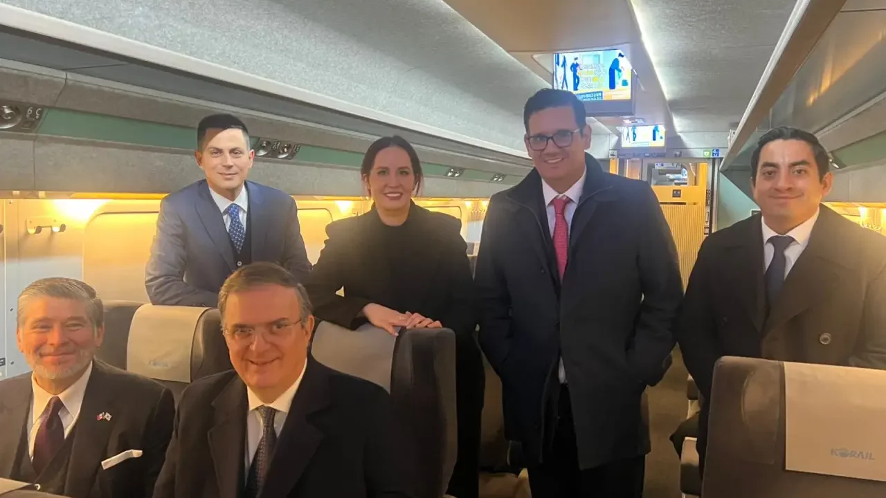 Ebrard llega a Corea para Cumbre de la APEC: presentará candidatura de México para 2028
