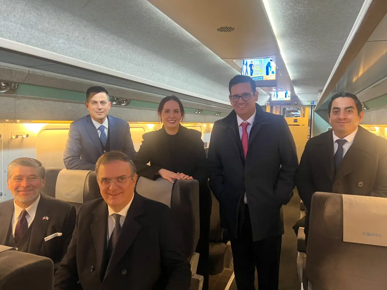 Ebrard llega a Corea para Cumbre de la APEC: presentará candidatura de México para 2028