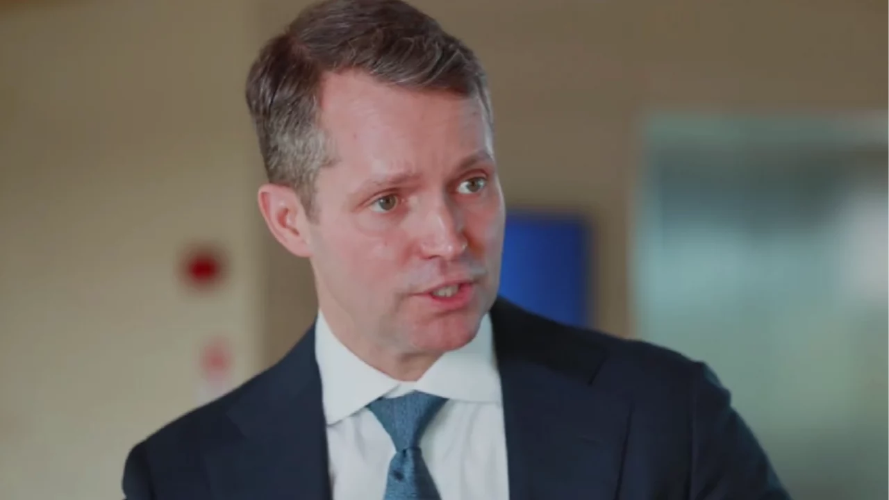 CEO de Nokia compara auge de la IA con el boom de Internet y minimiza los temores de una burbuja