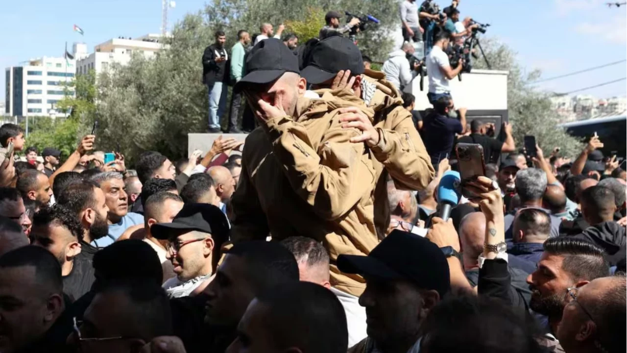 Exprisioneros palestinos celebran su regreso a la libertad tras el alto el fuego en Gaza