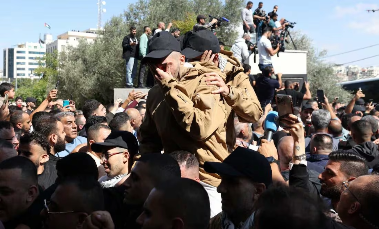 Exprisioneros palestinos celebran su regreso a la libertad tras el alto el fuego en Gaza