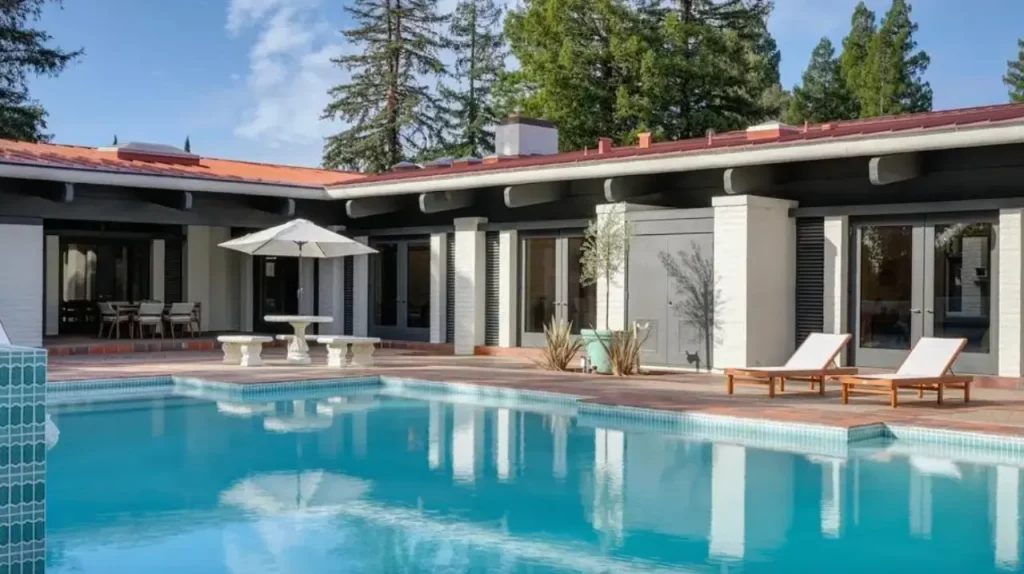 La piscina en 2300 California Ave.
