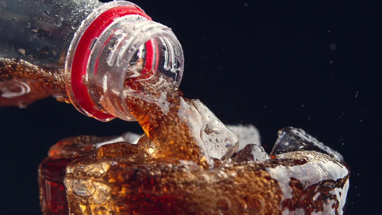 Industria refresquera se compromete a reducir azúcar en productos