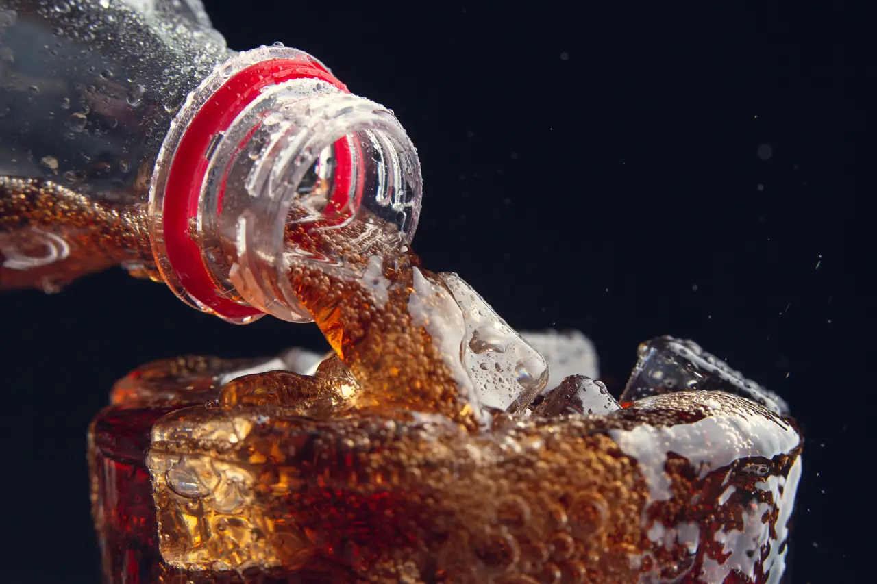 Industria refresquera se compromete a reducir azúcar en productos