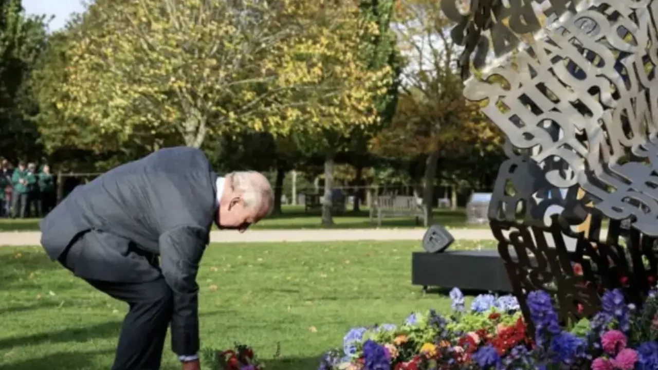 El rey Carlos inaugura el primer monumento conmemorativo LGBT de las fuerzas armadas del Reino Unido