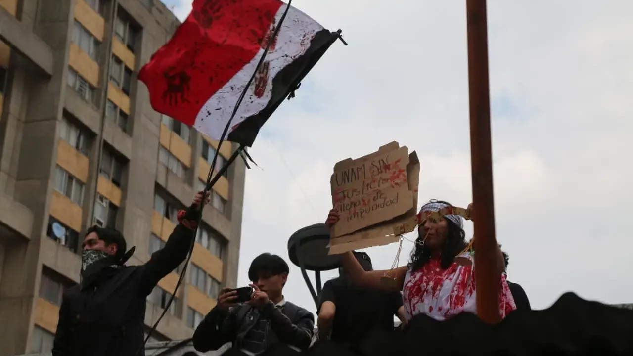 Marchan a 57 años de la masacre de Tlatelolco