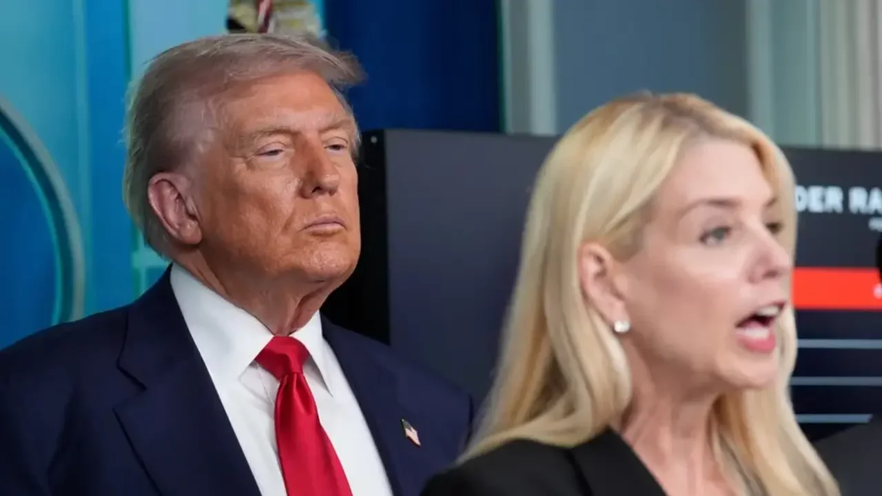 Una publicación accidental de Trump era un mensaje a dirigido a Pam Bondi para ir tras enemigos políticos