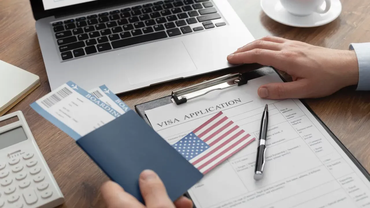 Sindicatos demandan al gobierno de Trump por cambios a la visa de trabajo H1B