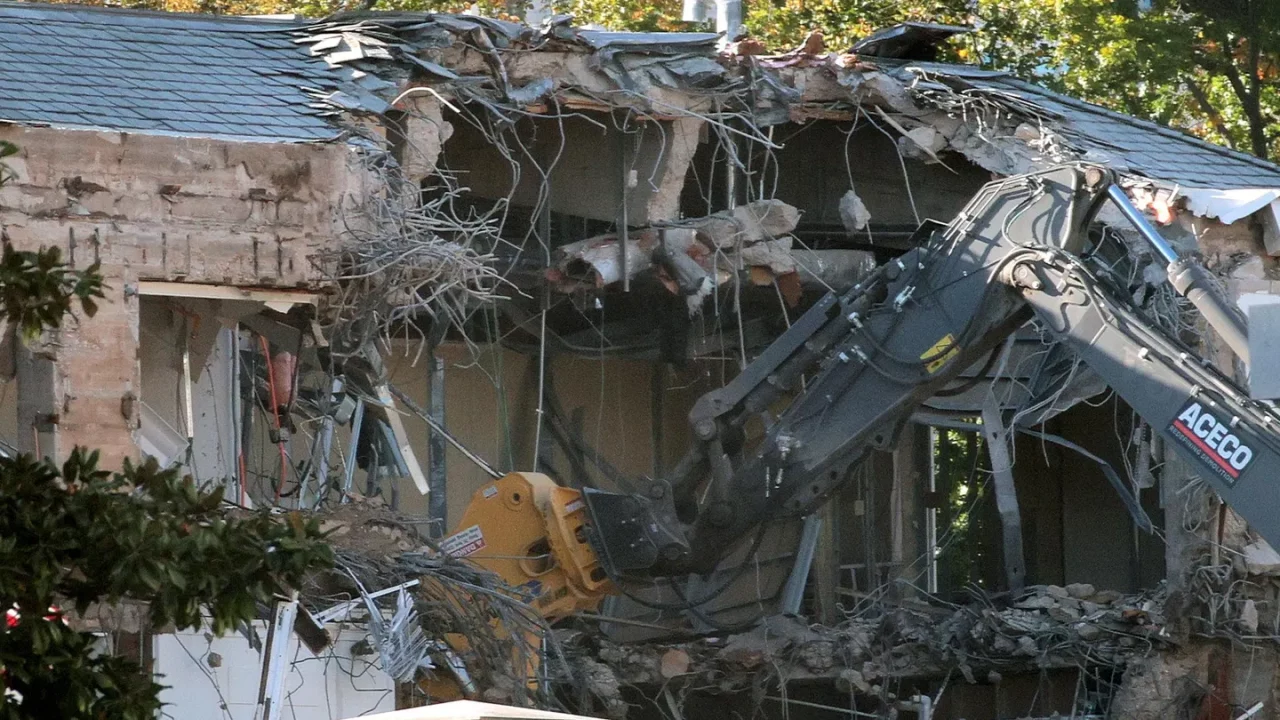Excavadora irrumpe en el ala este de la Casa Blanca mientras comienza la construcción del salón de baile de Trump