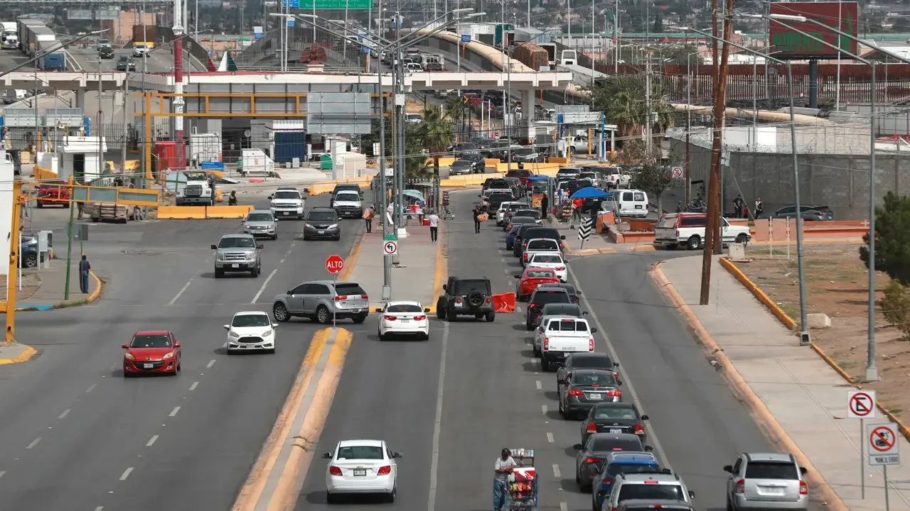 Reportan largas filas en cruces fronterizos al norte de México por cierre de gobierno en EU