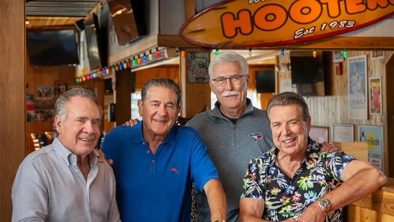 Para los fundadores de Hooters, salvar la cadena es una vocación superior: ‘Estados Unidos nos necesita’