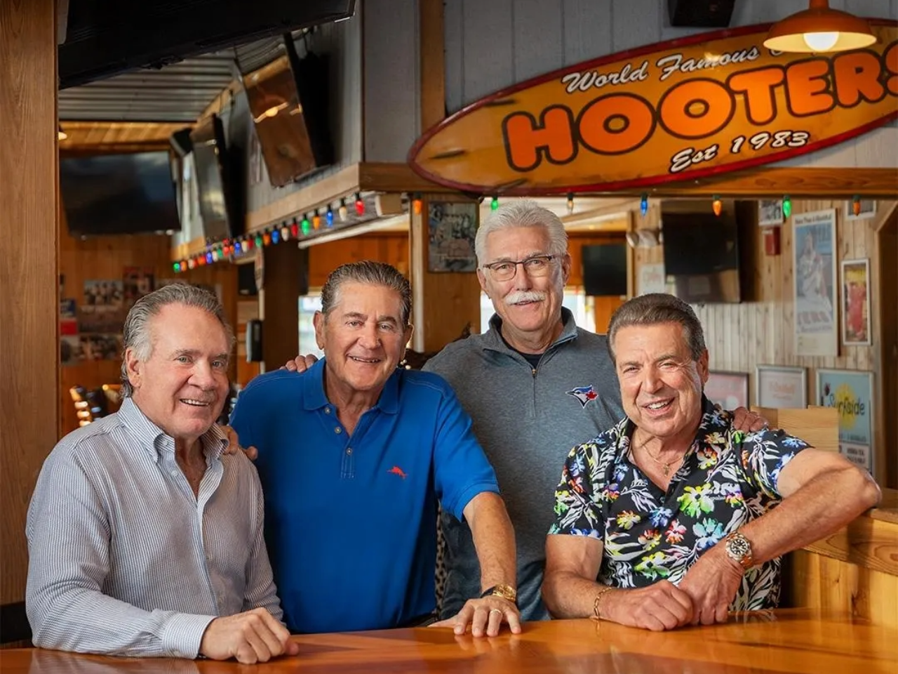 Para los fundadores de Hooters, salvar la cadena es una vocación superior: ‘Estados Unidos nos necesita’