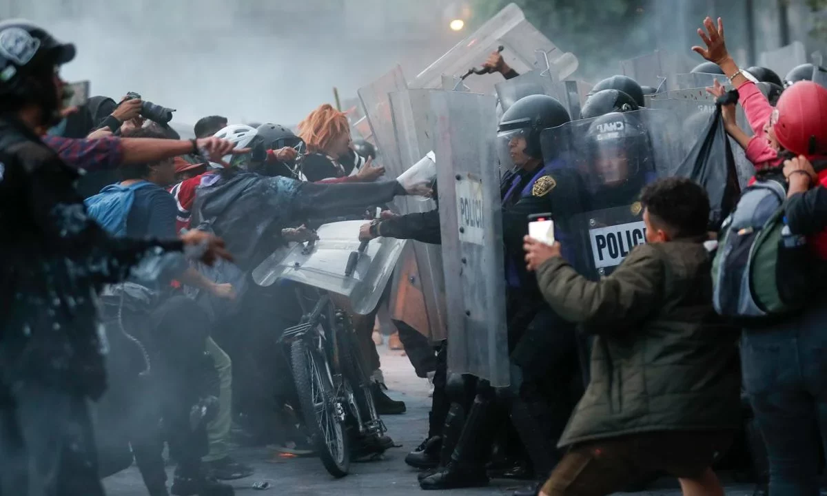 Gobierno de la CDMX reporta 16 policías hospitalizados tras ataques del bloque negro en marcha del 2 de octubre