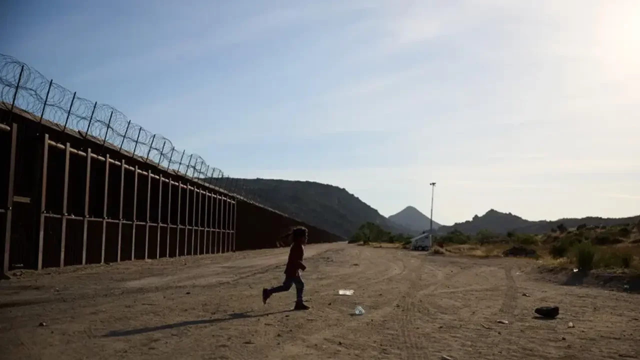 Juez impide al ICE encarcelar a migrantes que entraron a EU como menores no acompañados